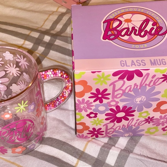 Barbie Glass Mug 10.5 oz Barbie Dreamhouse Living Tour - Picture 4 of 6